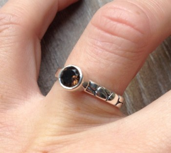 Zilveren ring gezet met kleine Smokey Topaas 16.5 mm